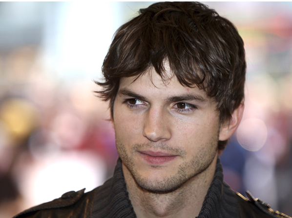 Las 15 imperfecciones que más esconden los famosos - 14. Ashton Kutcher tiene pies deformes